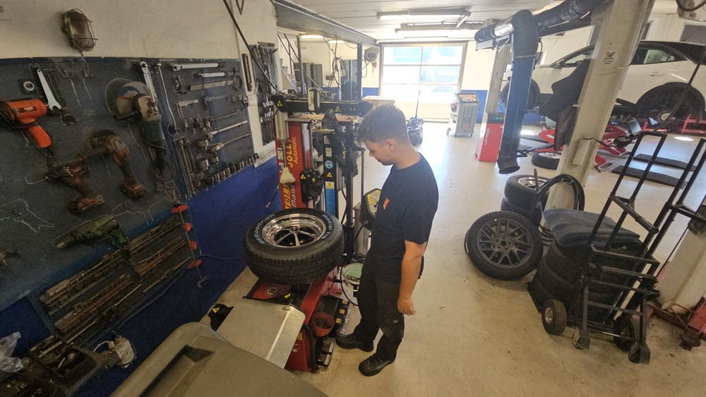 Skift til vinterklar kørsel i tide: Ulsted Autoværksted gør hjulskiftet nemt – og guider til de nye dækråd