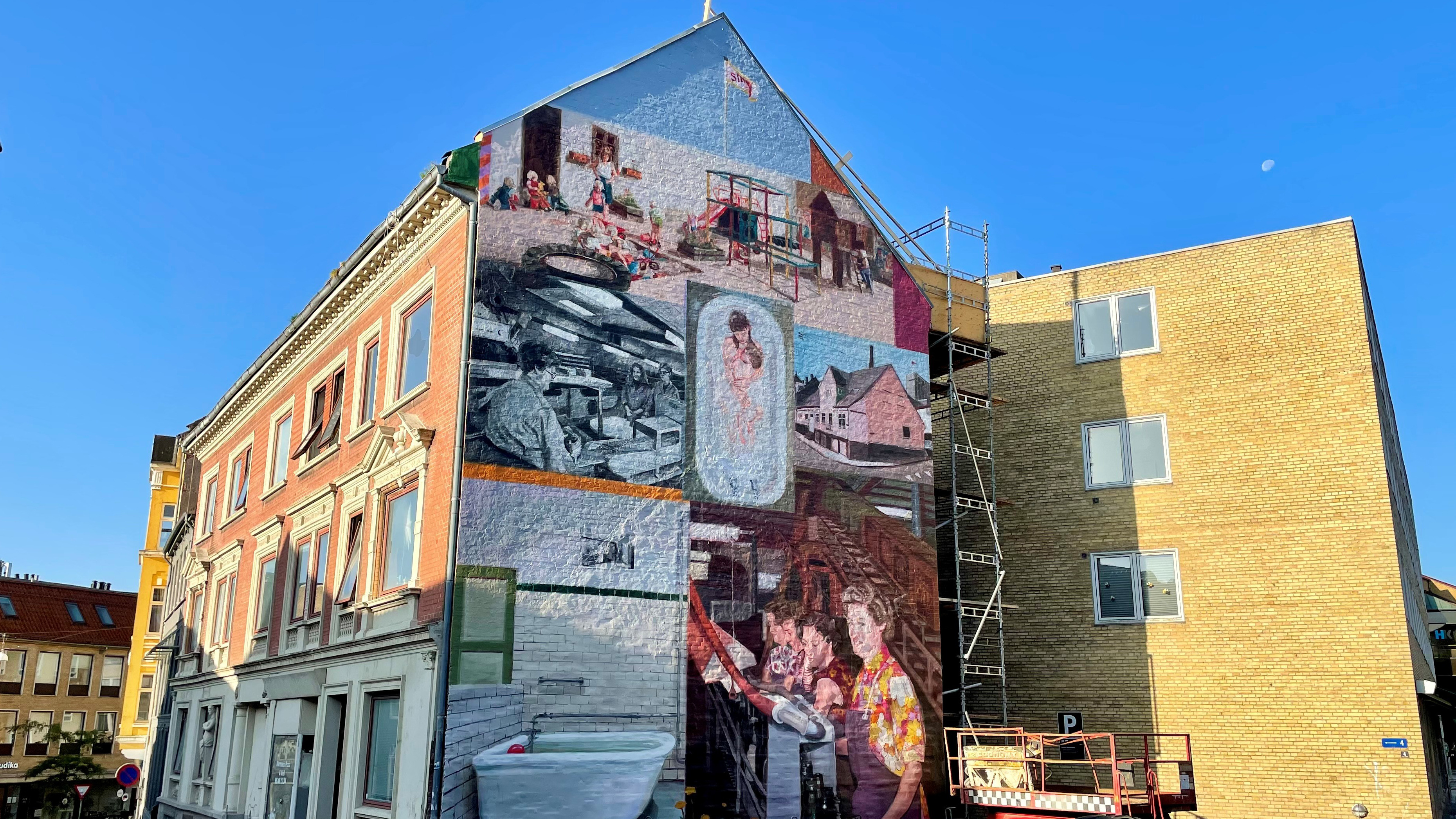 Se Video: Helen Bur laver gavlmaleri i Thorsgade – dag for dag