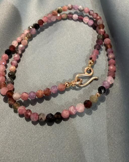 Guldsmed Lütken præsenterer en eksklusiv ædelstenskæde med farverige turmaliner