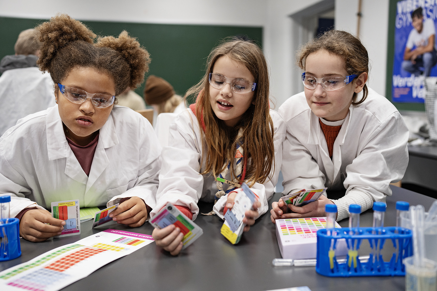 Nu trækker børn i Søndersø i de hvide forskerkitler