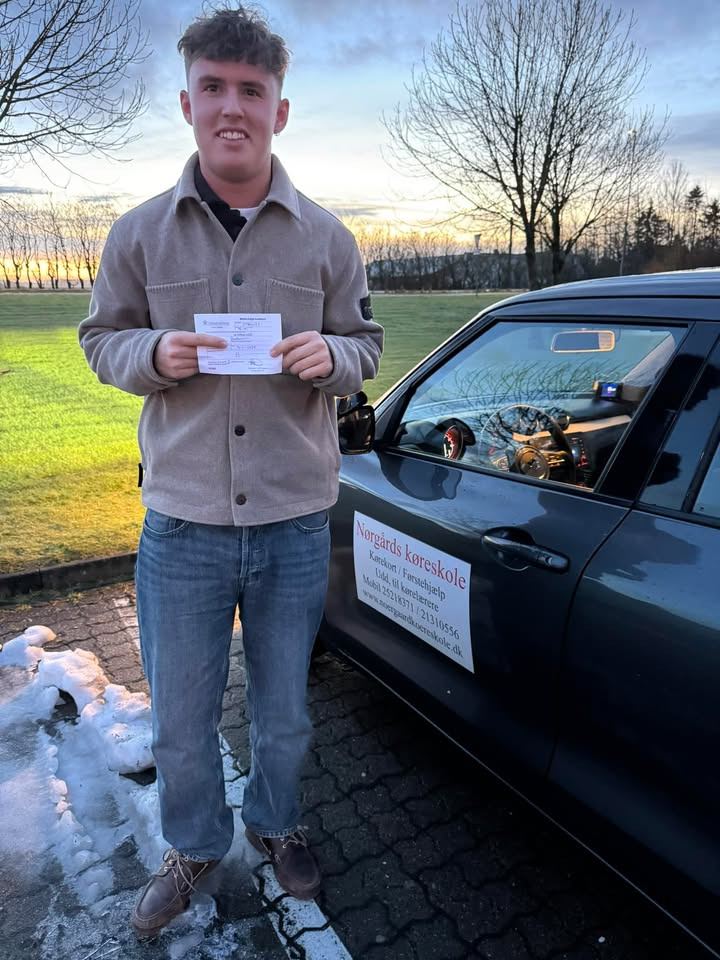 Bertram Lenskjold bestod sin køreprøve hos Nørgaards Køreskole