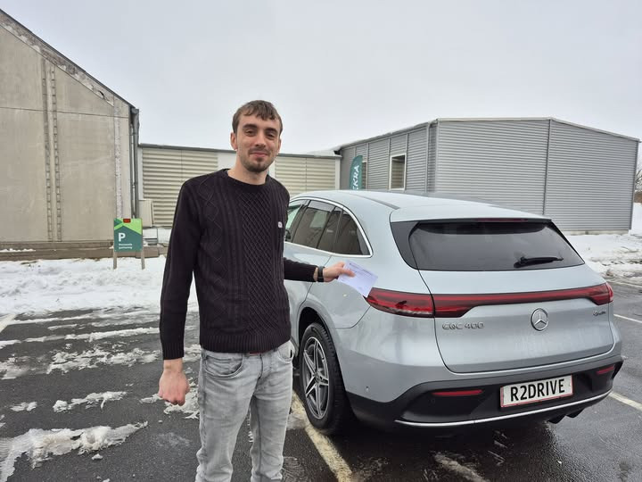 R2 Drive fejrer Simons succes med bestået køreprøve på første forsøg