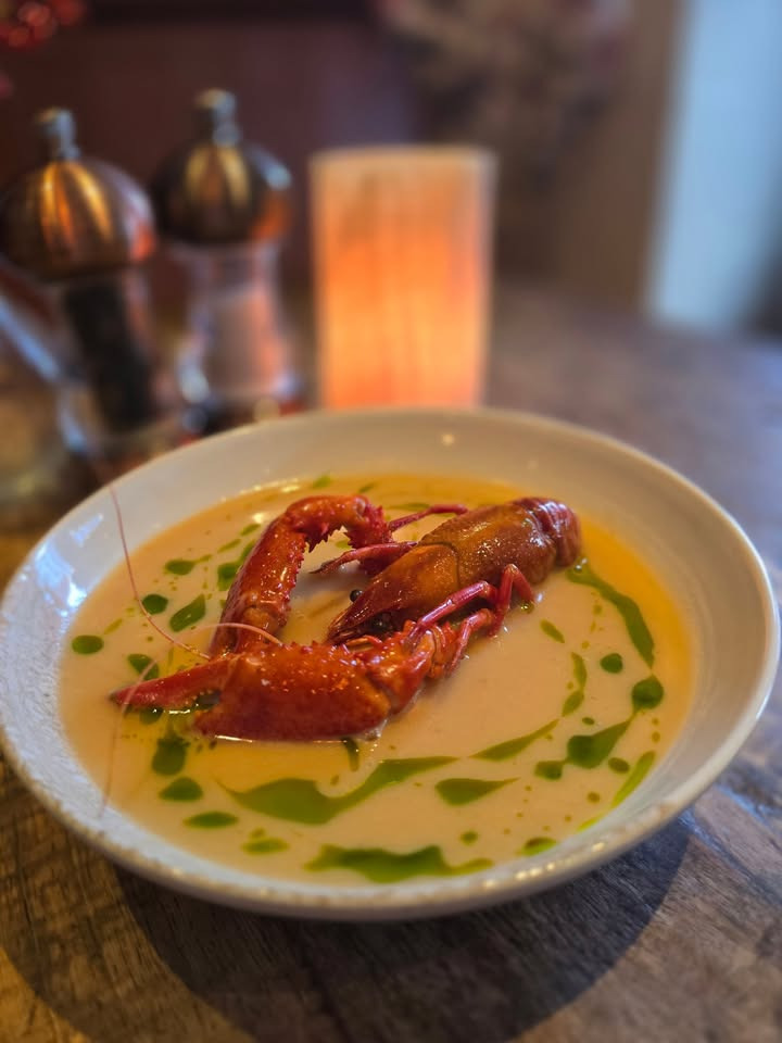 Café Tidslös introducerer dagens varme skaldyrssuppe til vinteren