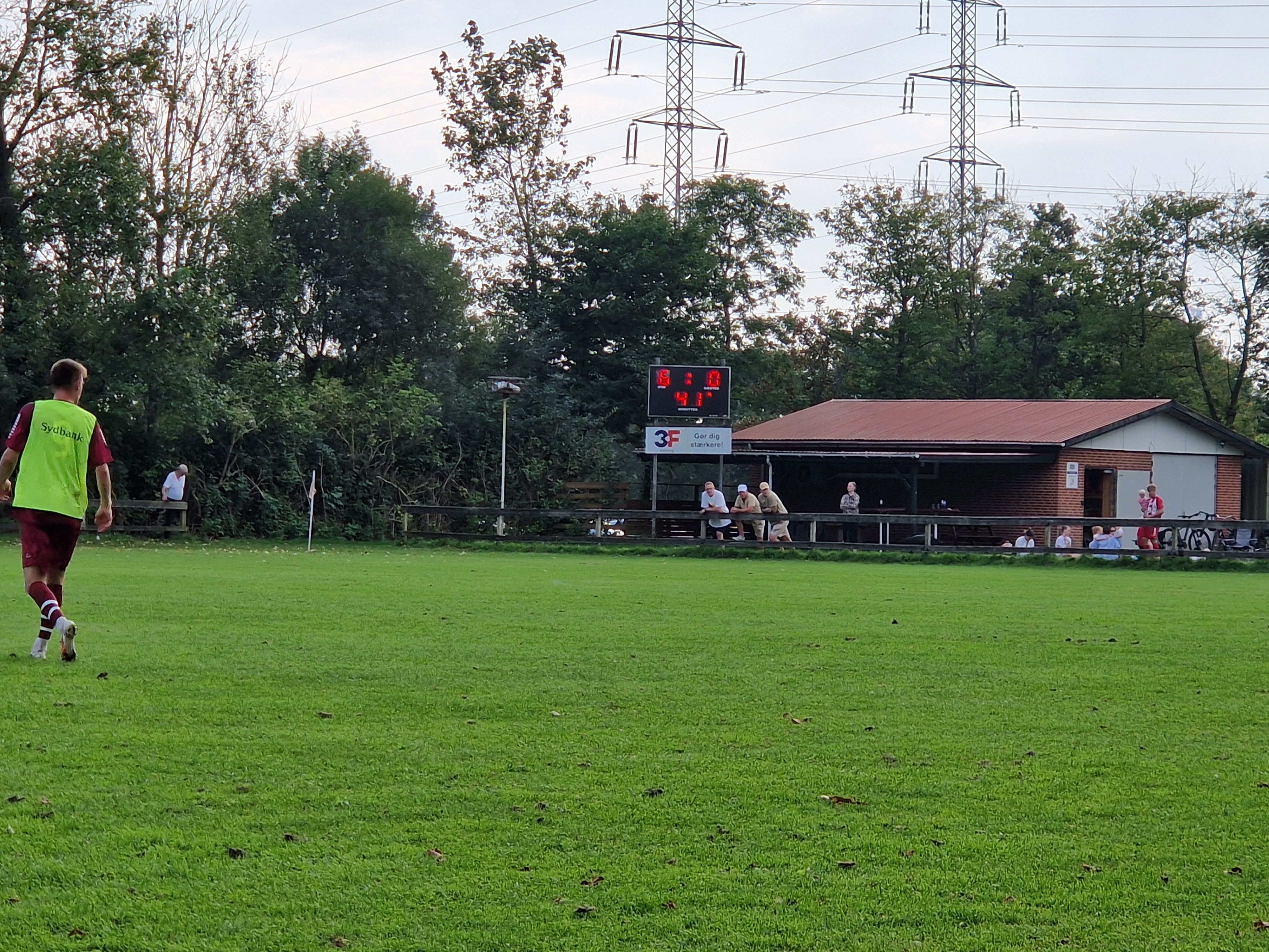 FC Esbjerg Øst triumferer med stærkt midtbanespil og solid defensiv mod BV Oksbøl