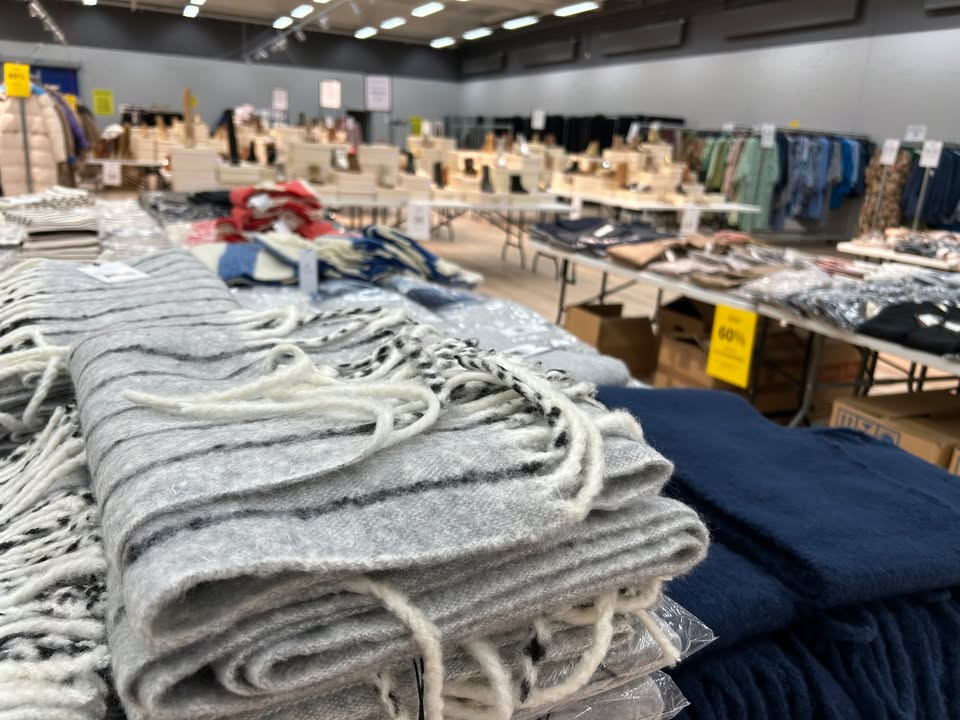 Lagersalg.com annoncerer stort lagersalg i Odense med op til 80 % rabat på populære brands