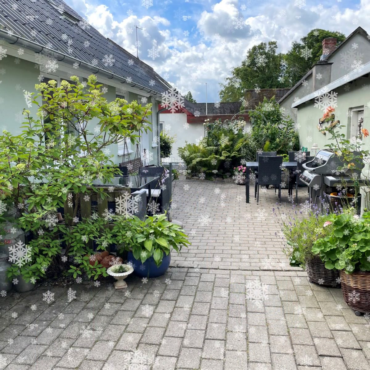 RealMæglerne Klaus Larsen fremviser moderniseret og hyggelig bolig til salg