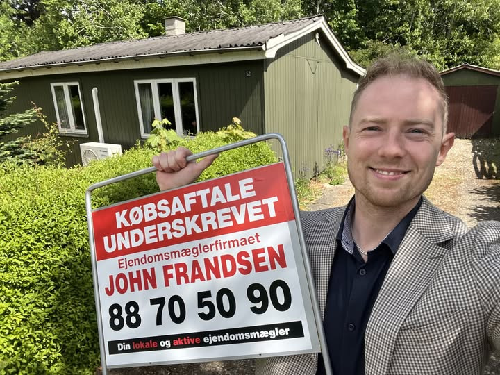 John Frandsen Ikast underskriver købsaftale og lukker for fremvisningerne