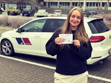 Lets Drive lykønsker Emma Wissing med vellykket køreprøve