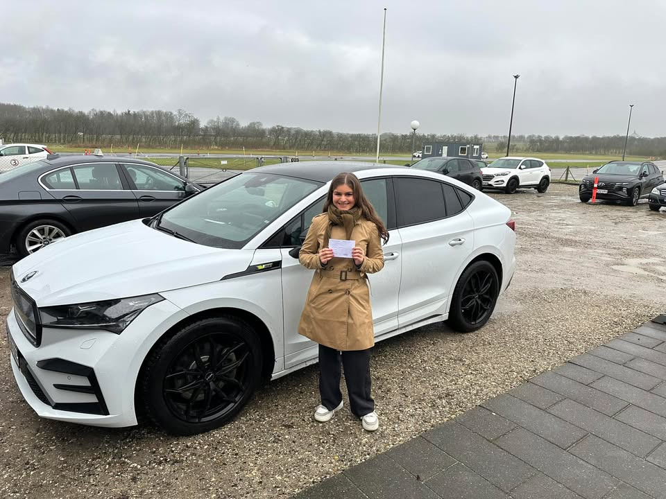 Laura bestod køreprøven uden bekymringer: en succes hos Frisdal Køreskole I/S