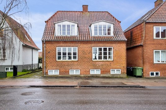Til salg hos Nybolig Skive: Charmerende mu­rer­mester­vil­la - med stor garage