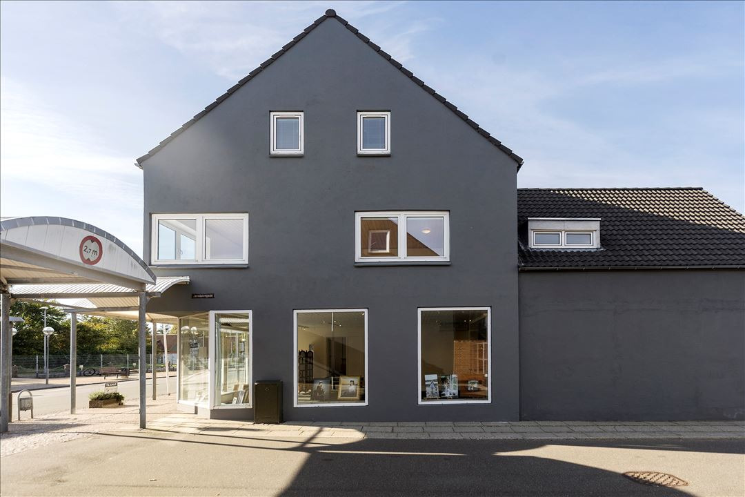 Velbeliggende bolig- og er­hvervs­le­je­mål i hjertet af Hvidbjerg