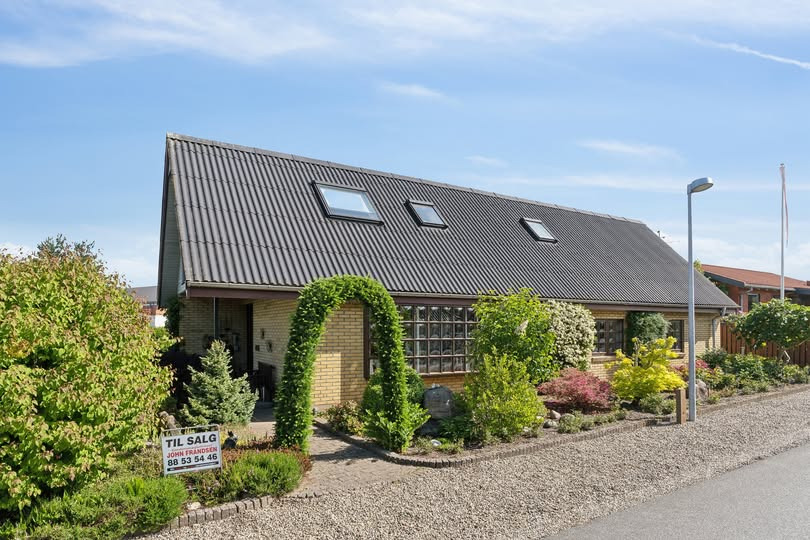 John Frandsen Herning tilbyder ny pris på charmerende familiebolig i Tjørring