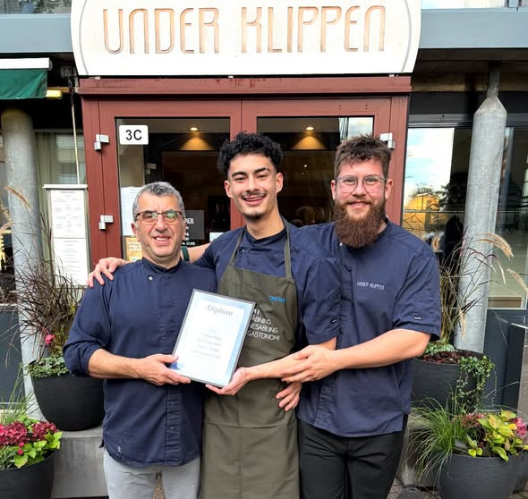 Restaurant Under Klippen fejrer elevs 2. plads ved Danmarksmesterskabet i østersåbning