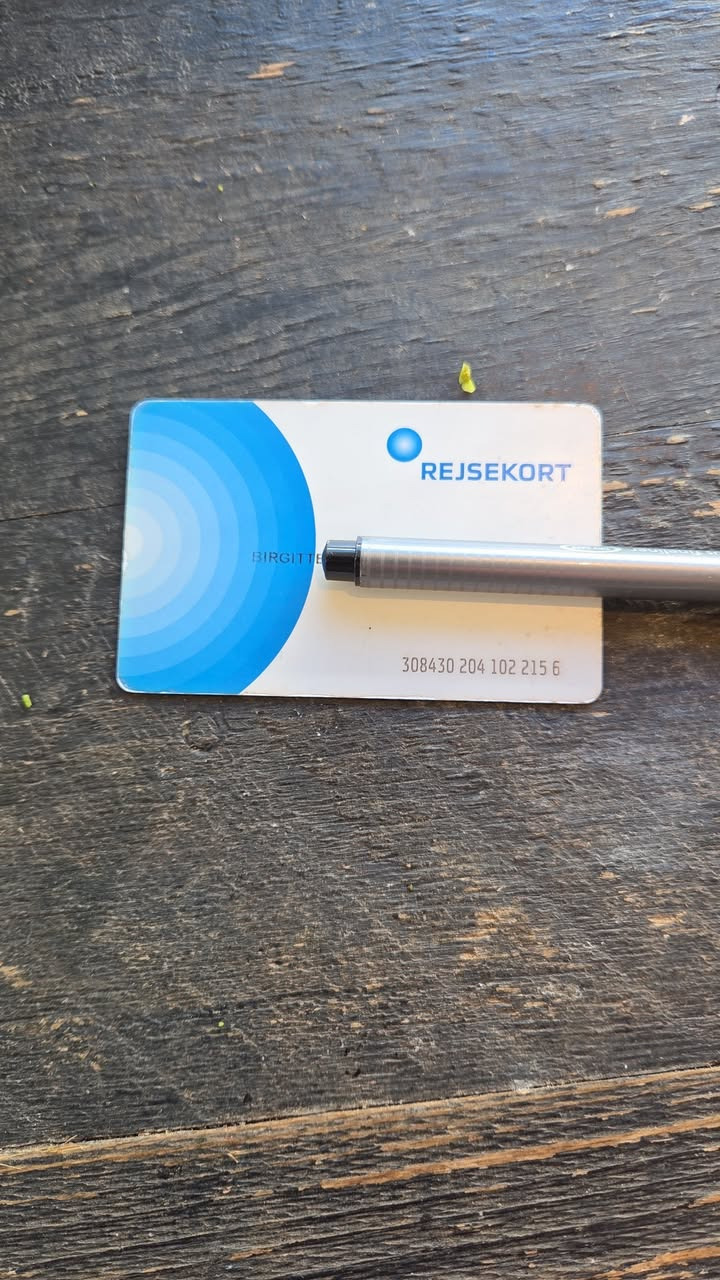 Flore Vida har fundet rejsekort til Birgitte udenfor forretningen