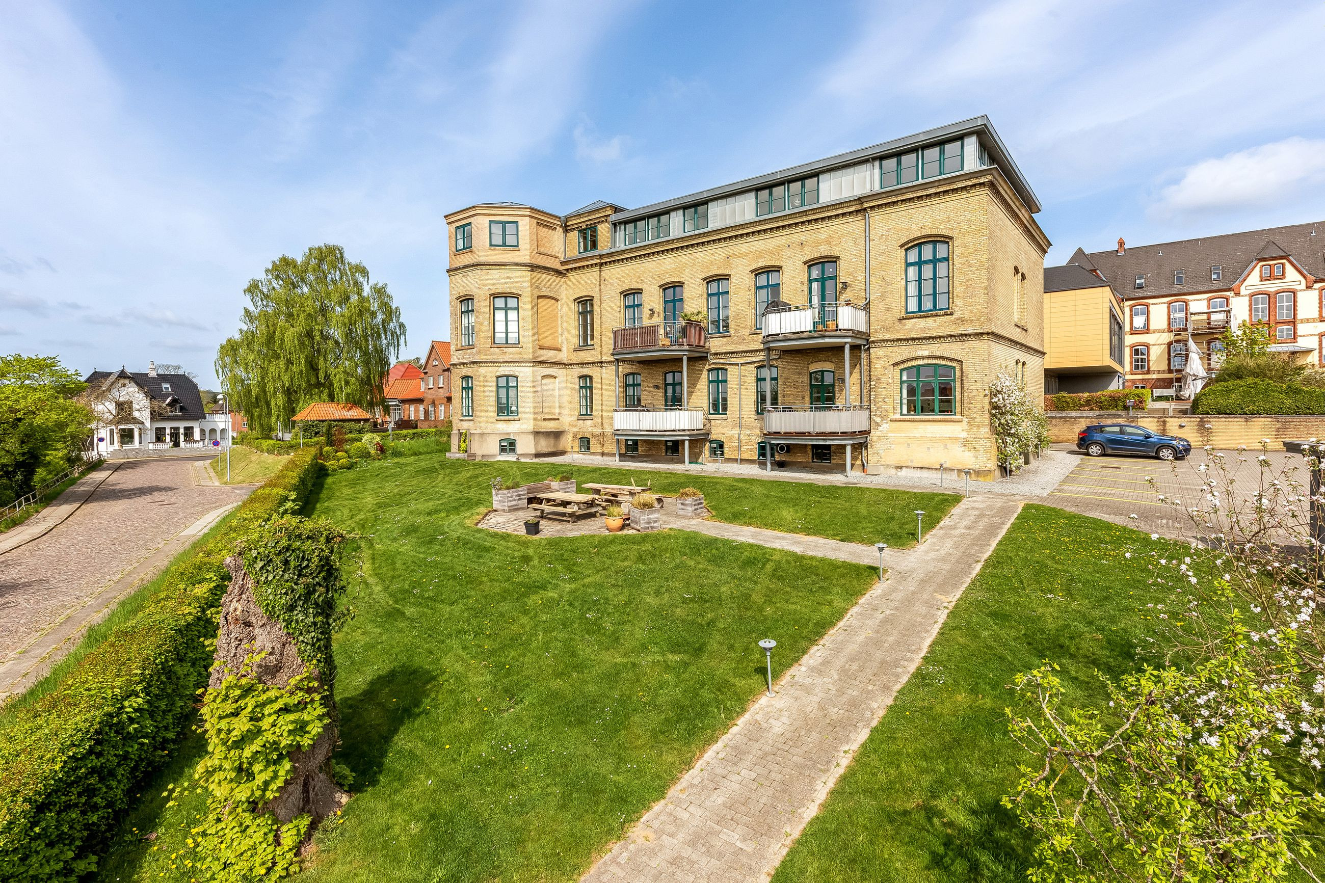 Eftertragtet beliggende nær bymidten, skov og fjord. Øverst i den smukke ejendom