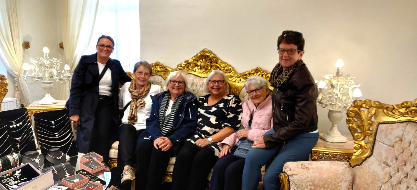 Smykkedesigner Helga Winther byder norske logemedlemmer velkommen i butikken