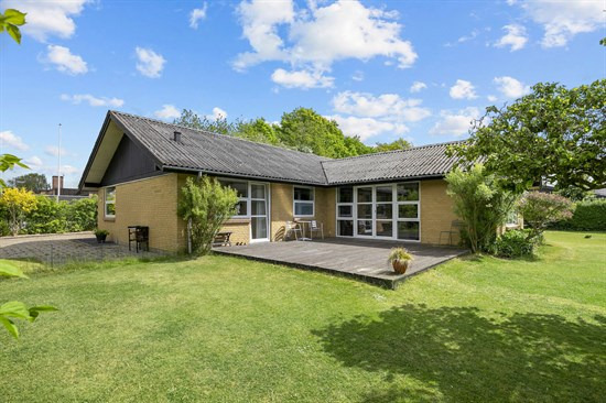 Til salg hos Nybolig Brønderslev & Vrå: Familievenlig villa med skønne udendørsarealer