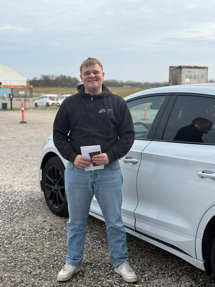 Marius bestod køreprøven med glans hos Frisdal Køreskole I/S