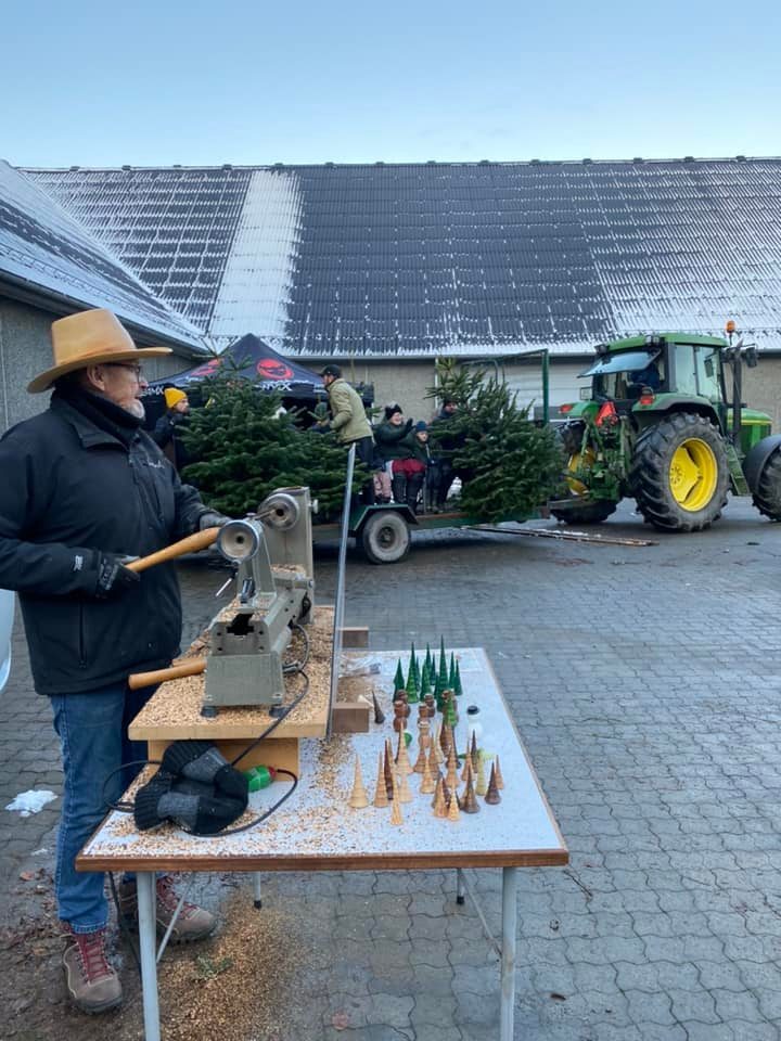 Juletræer af træ af Ib Lave