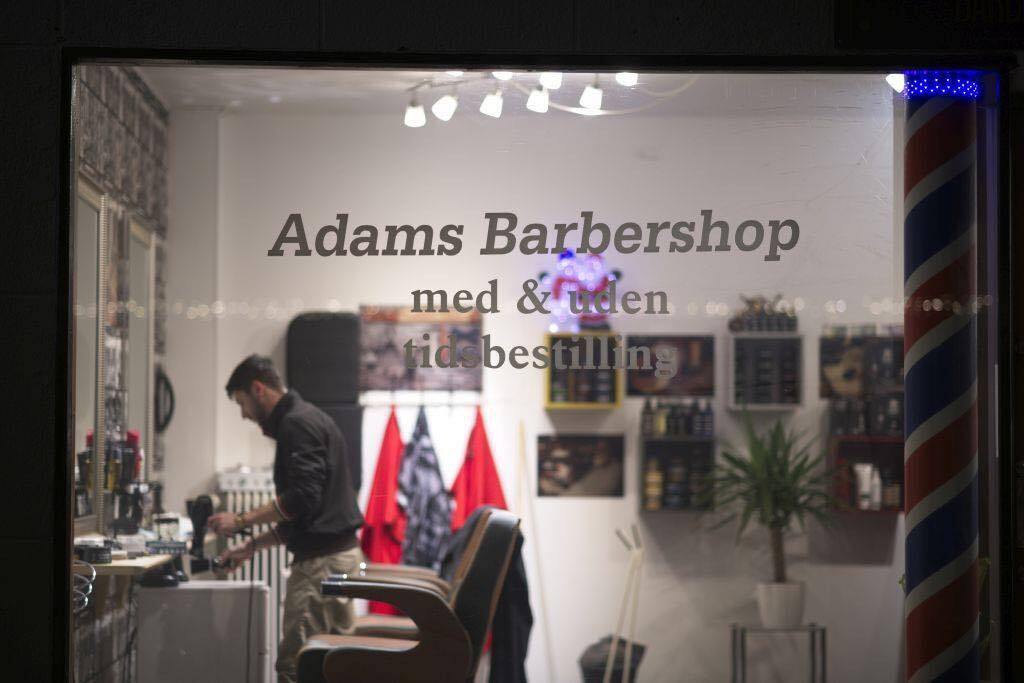 I Adams barbershop er stilen lagt med elegant, maskulin råstyrke