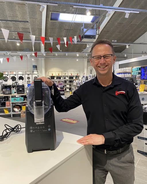 Skousen Holstebro viser Wattson slushice-maskine frem til sommerens fester