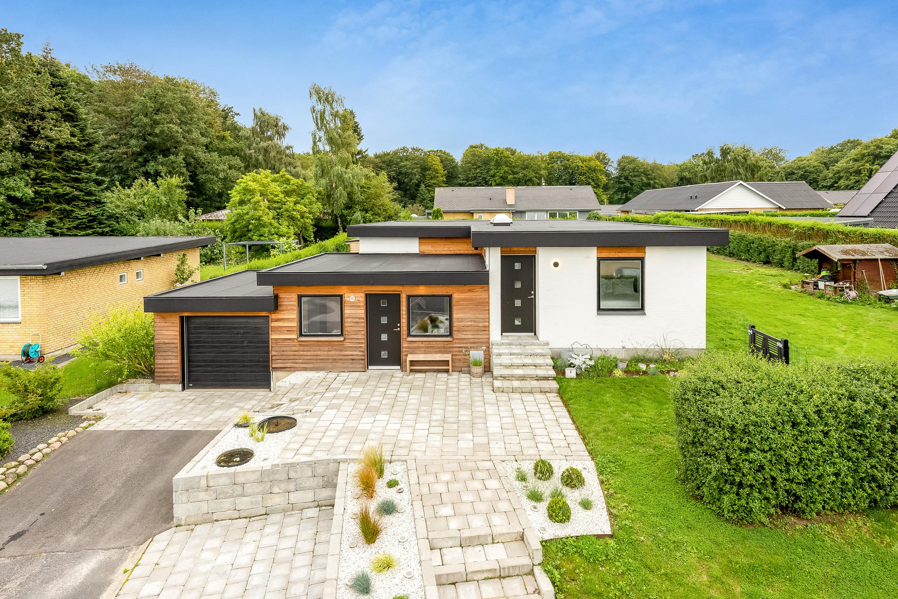 Til salg hos RealMæglerne Aabenraa : MODERNE VILLA I HOSTRUPSKOV