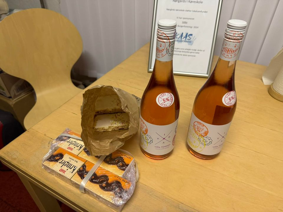 Gaver fra tilfredse elever glæder i Nørgaards Køreskole