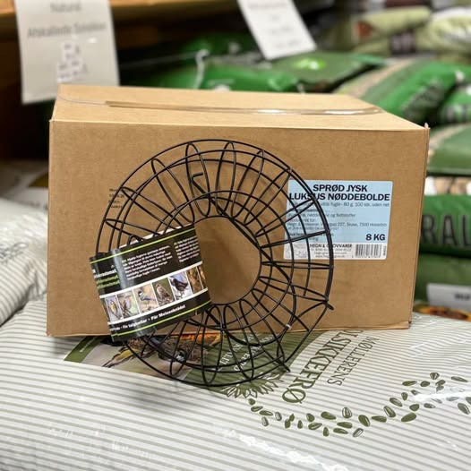 Resen Landhandel tilbyder ja tak-tilbud på nøddebolde og fuglekugleholder til 200 kr.