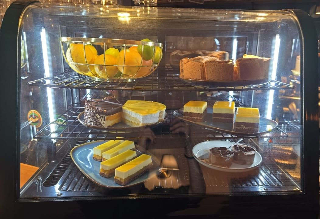 Café Tidslös præsenterer nyt kagekøleskab fyldt med lækre kager og dagligt kaffetilbud