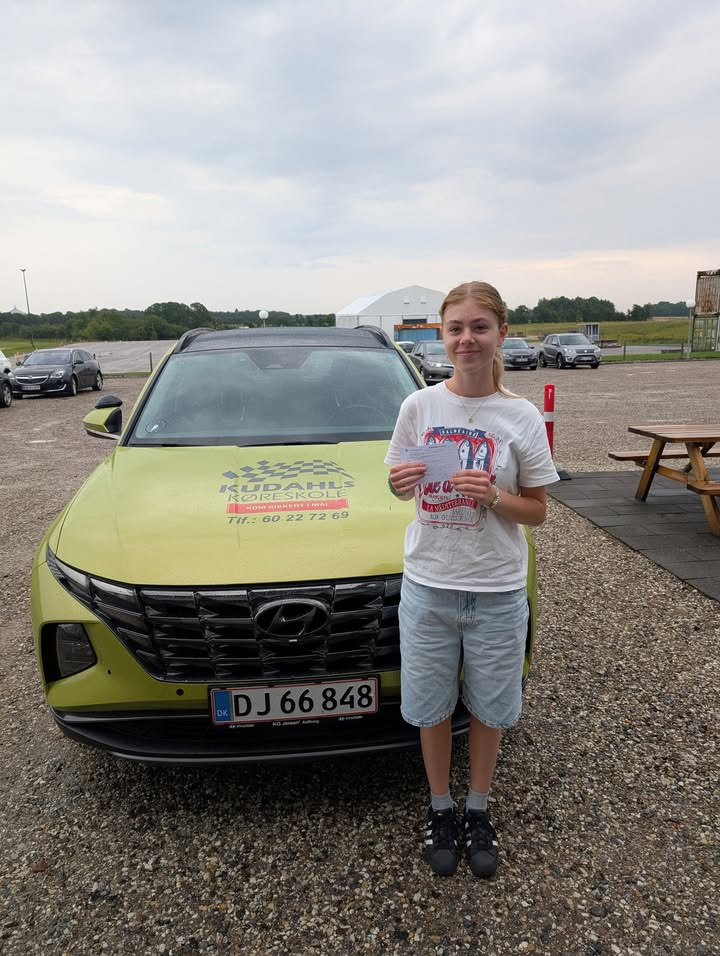 Kudahls Køreskole ønsker Line tillykke med kørekortet