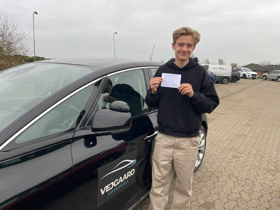 Villads får kørekort i første forsøg hos Vejgaard Køreskole v/Morten Rode