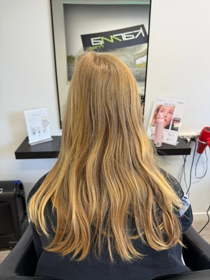 Maike donerer sit lange hår til kræftramte via KARMA Frisør & Skønhedsklinik