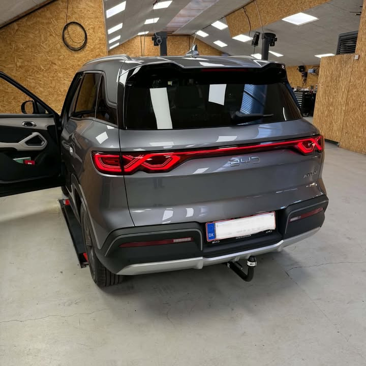 Autotekniker Kim Skytthe monterer anhængertræk på elbiler