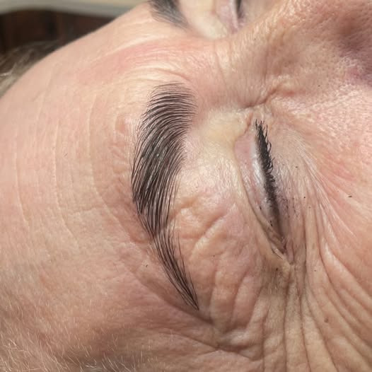 Luxury Beauty præsenterer naturligt smukke bryn stylet af Damla