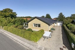 Enplansvilla 174 m² på 926 m² grund — 4 værelser, udestue og garage