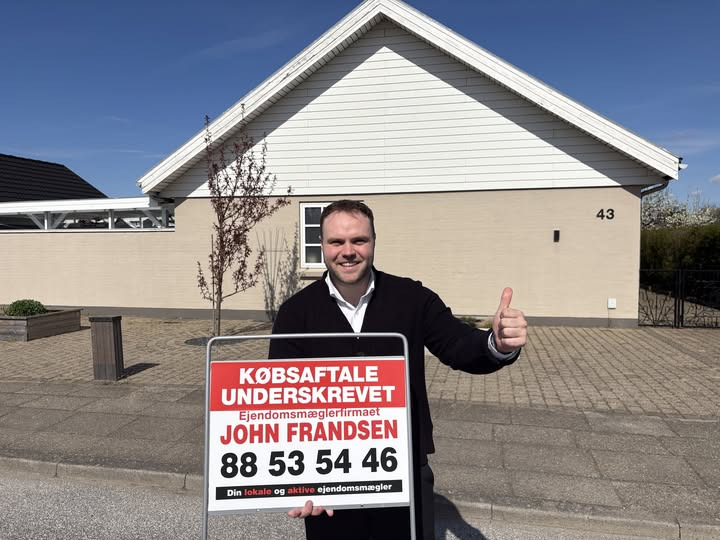 John Frandsen Herning underskriver ny ejendomshandel på Bjødstrupvej 43 i Hammerum