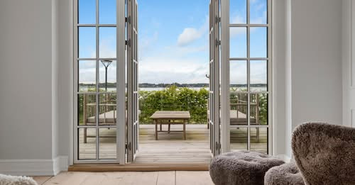 &LIVING Aalborg præsenterer nyrenoveret liebhaveri med havudsigt i Middelfart