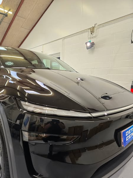 Tesla Model Y Juniper i Diamond Black Metallic skinner hos Detailing Center