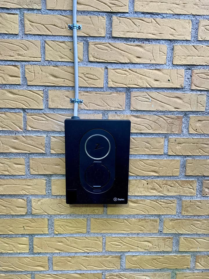 Toldbod El- & Klimateknik ApS tilbyder installation af el-ladestandere med intelligent app-styring