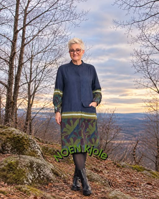 Julia Nørresundby fotograferer Lone i kjole fra NOEN