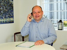 Tom går helst sine egne veje
