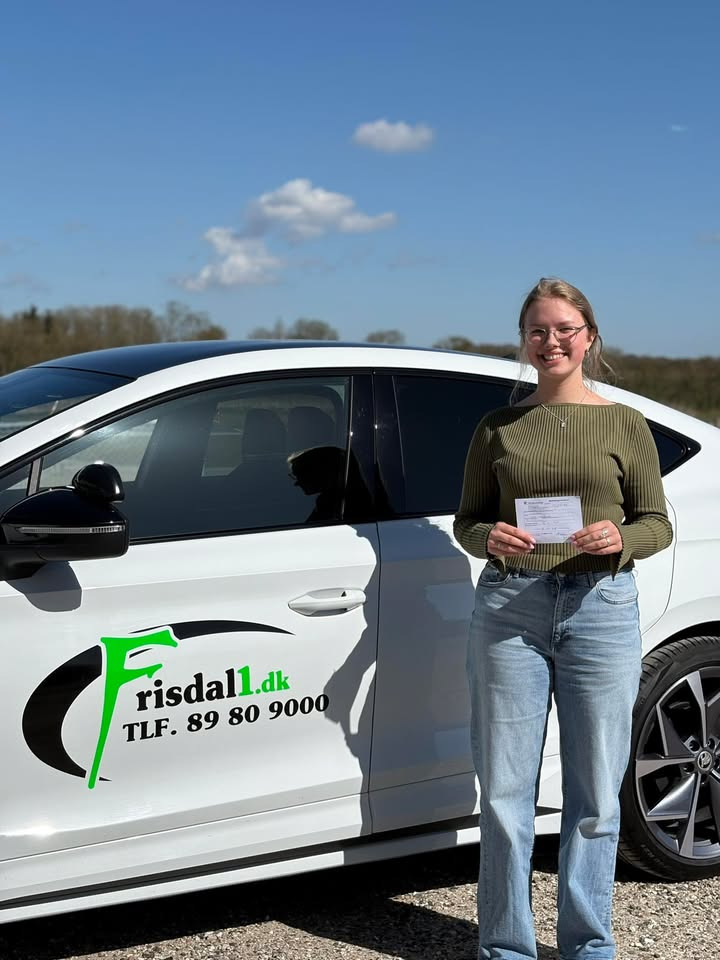 Julie Nørgaard får kørekort i strålende solskin
