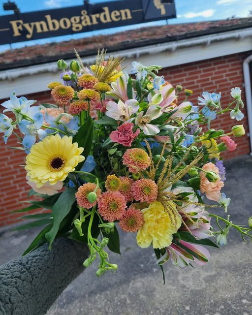 Fynbogården Blomster ApS tilbyder buketter til afhentning og levering i lokalområdet