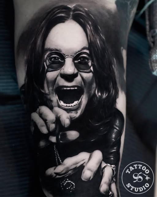 Tattoo Studio 96 Aalborg fremhæver Ozzy Osbourne-portræt i black & grey lavet af Raimo Marti
