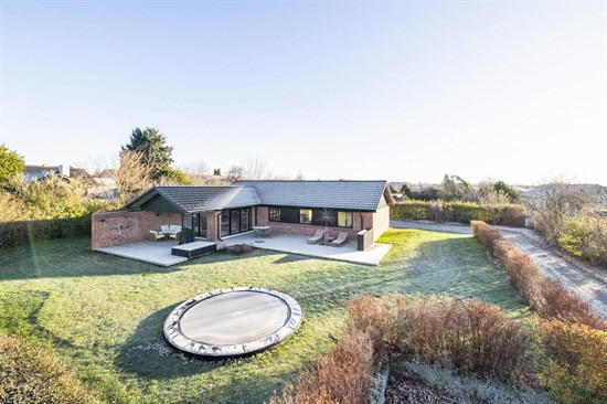 Kirkevænget 163 og 4 andre boliger er kommet til salg denne uge i Tranbjerg J - se boligerne her.