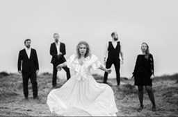 Oplev VÌÌK's unikke folkemusik på Engelsholm Slot