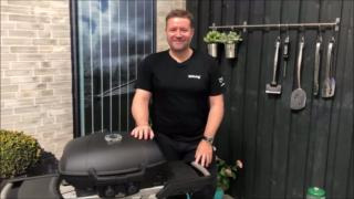 En finger på pulsen i Hals