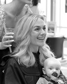 Zenz gør salonbesøg til en leg for både mor og baby