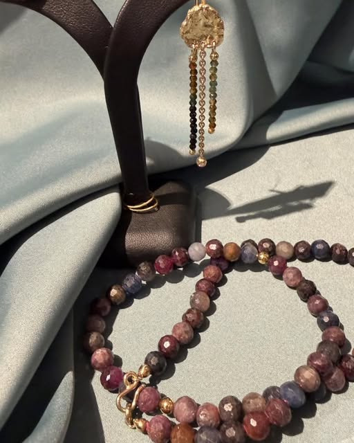 Guldsmed Lütken fremhæver farverige safirsmykker i 18kt guld til jul