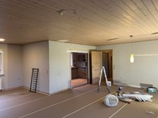 Malermester Kirsten Riis forvandler hus til lyse mødelokaler klar til gulvmanden